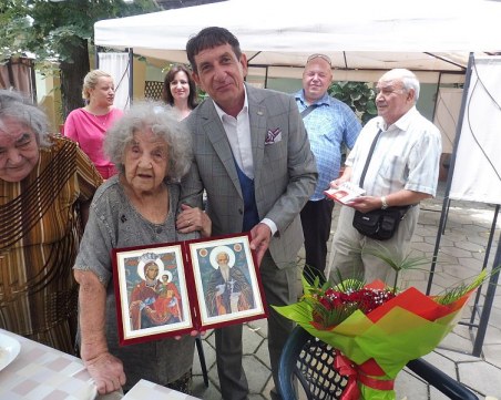 100-годишната баба Елена: Никога не мисля за миналото, само за бъдещето