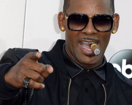 Арестуваха Ар Кели в Чикаго, срещу него има 13 обвинения