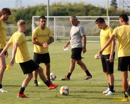 Ботев без 4-ма срещу Арда, юноша прави дебют