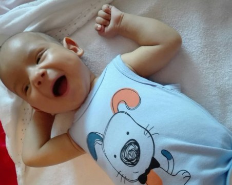 Зов за помощ: Остават броени дни до операцията на бебе Алекс, нужни са още пари