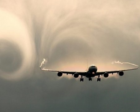 Силна турбуленция разтърси самолет, 37 души пострадаха