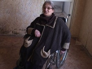 Майстори отмъкнаха 4600 лв. от жена в инвалидна количка, 7 месеца Веселка не може да влезе в дома си