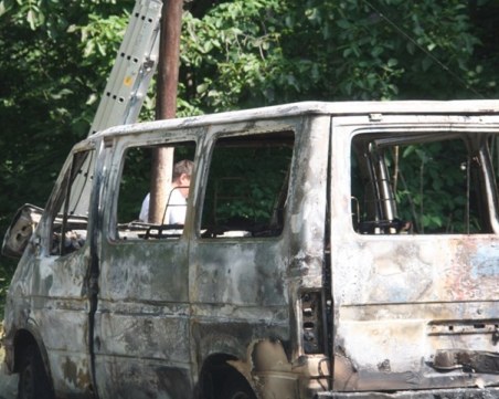 Бус тръгна на свободен ход в Смолян, блъсна се в стълб и изгоря