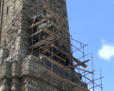 Изненада! Ремонтът на лъва на Шипка разкри, че той е наполовина по-лек