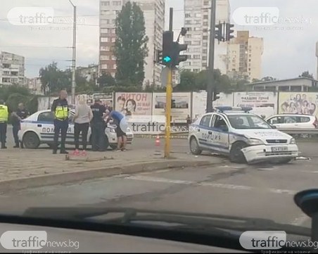Катастрофа с патрулка затрудни движението на столичен булевард