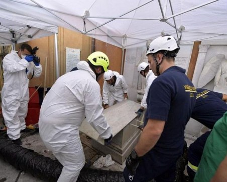 Откриха кости край гробовете във Ватикана - дали са на принцесите?