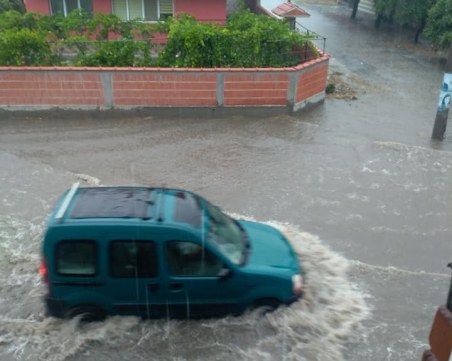 Бедствие в пловдивско село – улиците са под вода, има наводнени къщи