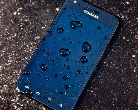 Как да спасим смартфона си, ако падне във вода?