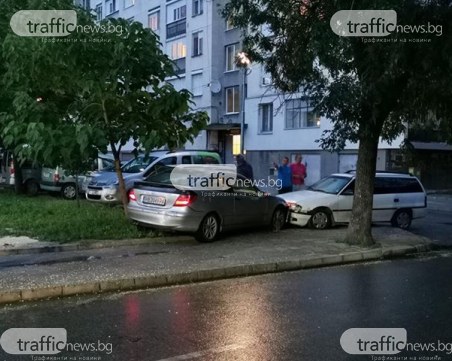 Млада пловдивчанка с мерцедес отнесе стълб и автомобил