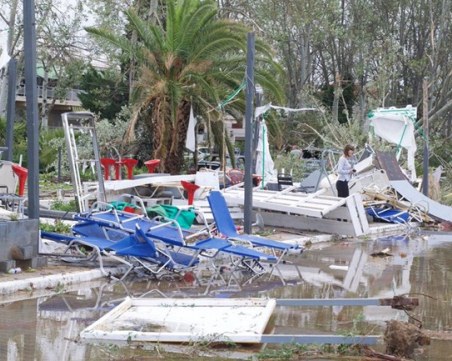 Наводнения и ново земетресение в Гърция – евакуираха десетки