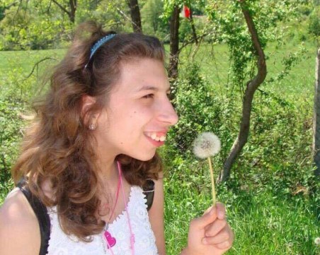 Силата на несломимия човешки дух : Момиче с церебрална парализа се занимава с керамика