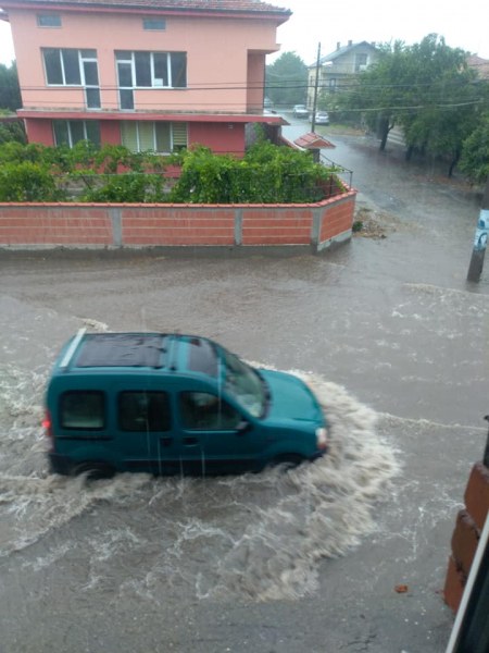 Бедствие в пловдивско село – улиците са под вода, има наводнени къщи
