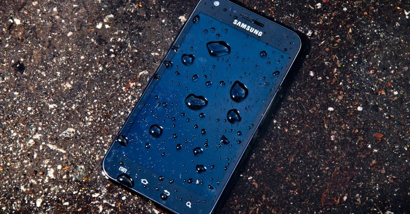 Как да спасим смартфона си, ако падне във вода?