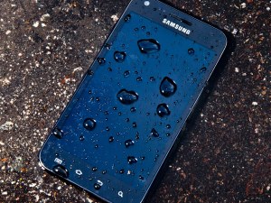 Как да спасим смартфона си, ако падне във вода?