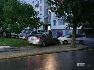 Млада пловдивчанка с мерцедес отнесе стълб и автомобил
