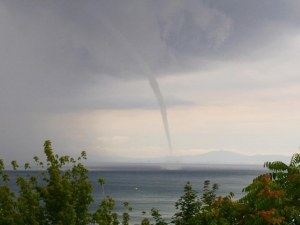 Торнадо се завихри във водата край Несебър