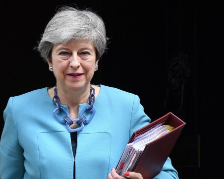 Дни преди предаването на поста, Тереза Мей танцува и пя на фона на ABBA