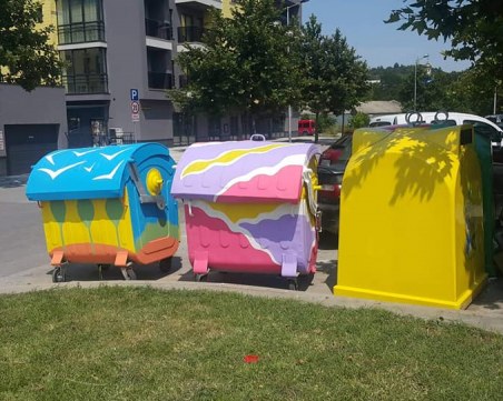 Художничка преобрази няколко контейнера за боклук в Пловдив