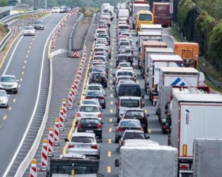 Мъж бута колата си насред магистрала, образува 10 километра задръстване