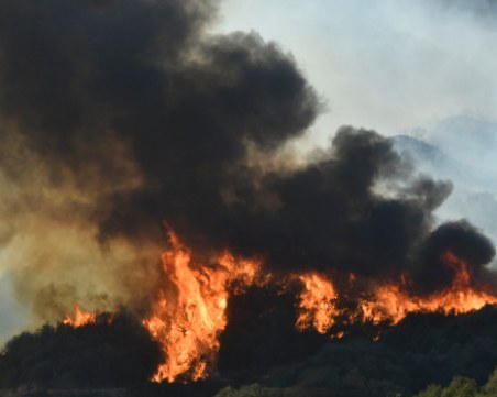 Мощен пожар бушува на полуостров Пелопонес