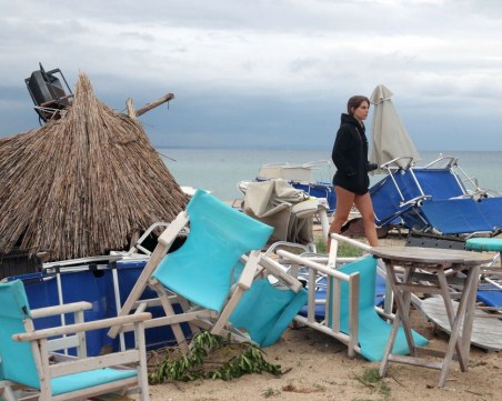 Нови гръмотевични бури удрят Гърция! Има наводнени улици