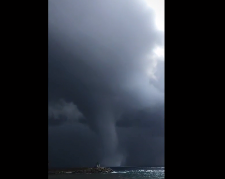 Огромно торнадо се изви в Средиземно море