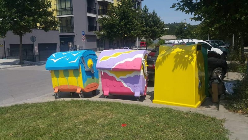 Художничка преобрази няколко контейнера за боклук в Пловдив