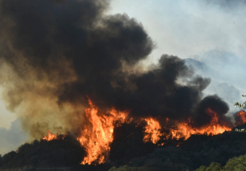 Мощен пожар бушува на полуостров Пелопонес