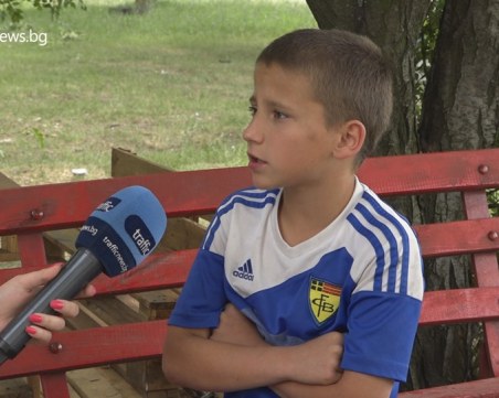 12-годишен се оплака, че е посинен от полицейски шамар