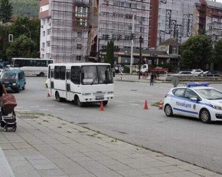Автобус блъсна 80-годишна баба в Шумен, жената е с черепно-мозъчна травма