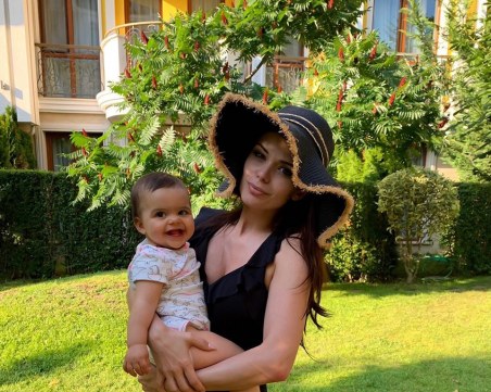 Ето я и нея! Преслава показа лицето на малката Паола