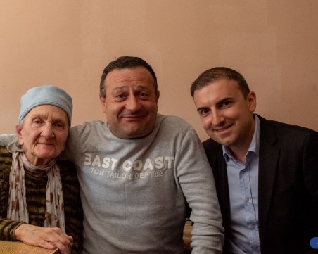 Илиян Велков и Димитър Рачков на гости при баба Недка