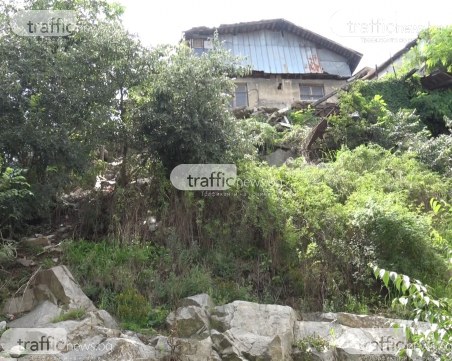 Сграда може да рухне върху домовете на пловдивчани, застрашава и детска градина
