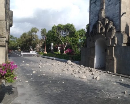 Силен трус в Индонезия! Има нанесени щети по жилища и храмове