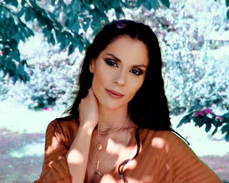 Телефон, пистолет и изплашено семейство в новия клип на жената на Стенли - Людмила Сланева