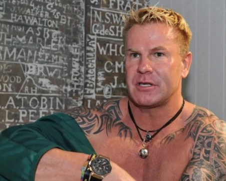 Застреляха бивш футболист на ЮАР, докато паркира пред дома си