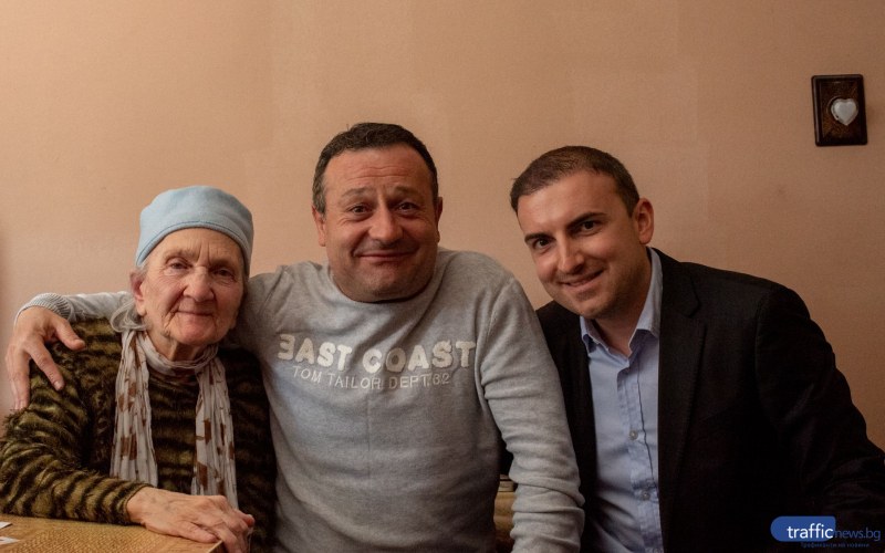 Илиян Велков и Димитър Рачков на гости при баба Недка