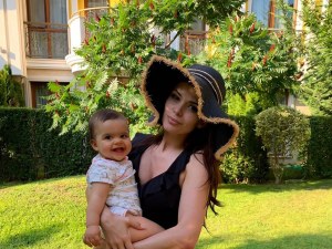 Ето я и нея! Преслава показа лицето на малката Паола