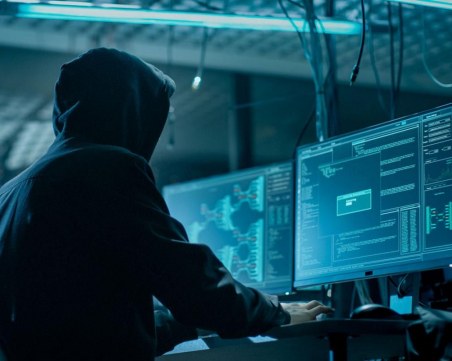 Бъчваров: Няма връзка между 20-годишния извършител на хакерската атака и автора на писмата