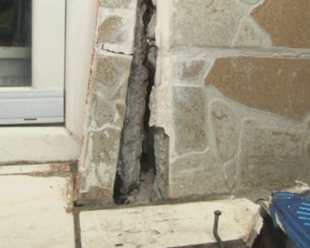 Къща се срути в София, евакуираха хора