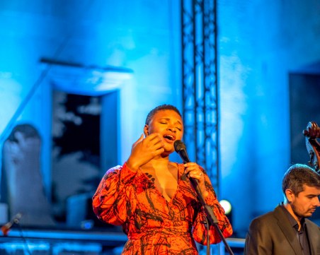 Лиз Райт и Кени Банкс на Античния - една история за любовта, врабчетата и Бог