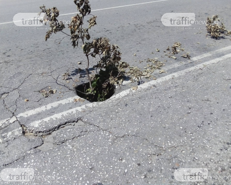 Опасна дупка се появи на възлово кръстовище в Пловдив