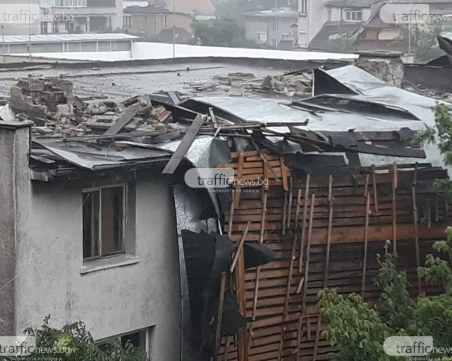 Пловдивчани се обърнаха с апел към Иван Тотев, след като буря отнесе покрива им