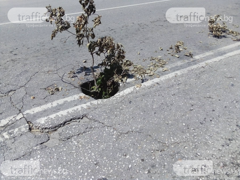 Опасна дупка се появи на възлово кръстовище в Пловдив