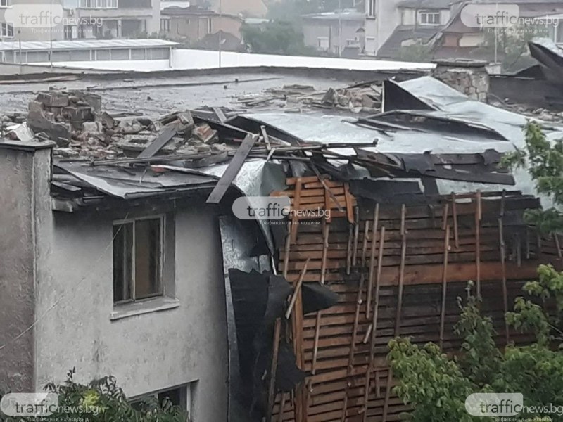 Пловдивчани се обърнаха с апел към Иван Тотев, след като буря отнесе покрива им