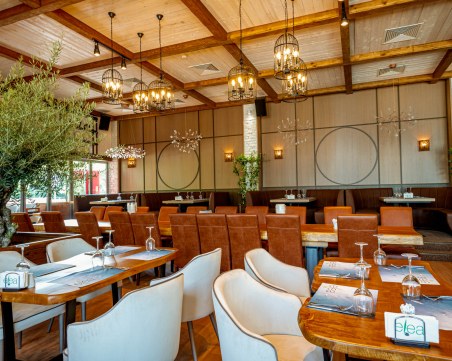 300-годишна маслина е част от интериора на новия ресторант 