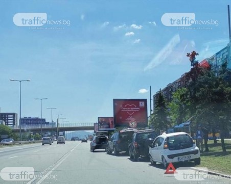 Две верижни катастрофи и аварирала кола запушиха Цариградско шосе в София
