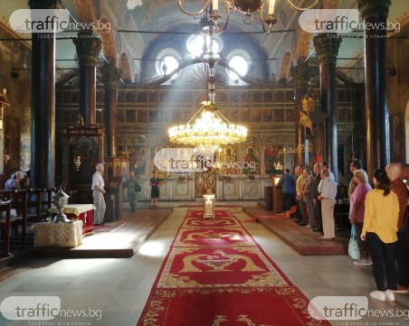 Карловци положиха цветя на гроба на Гина Кунчева, почитат Апостола с тържествена програма