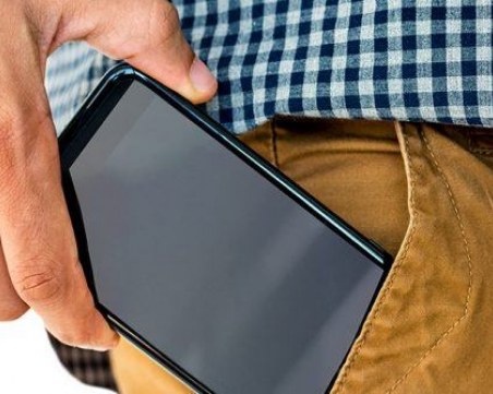 Лекари съветват: Не носете телефоните в джобовете си