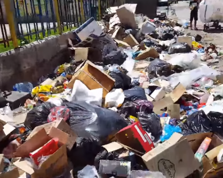 Смрад и боклуци на метри от забавачка в Столипиново! Местен: Пускали сме жалби, никой не чисти